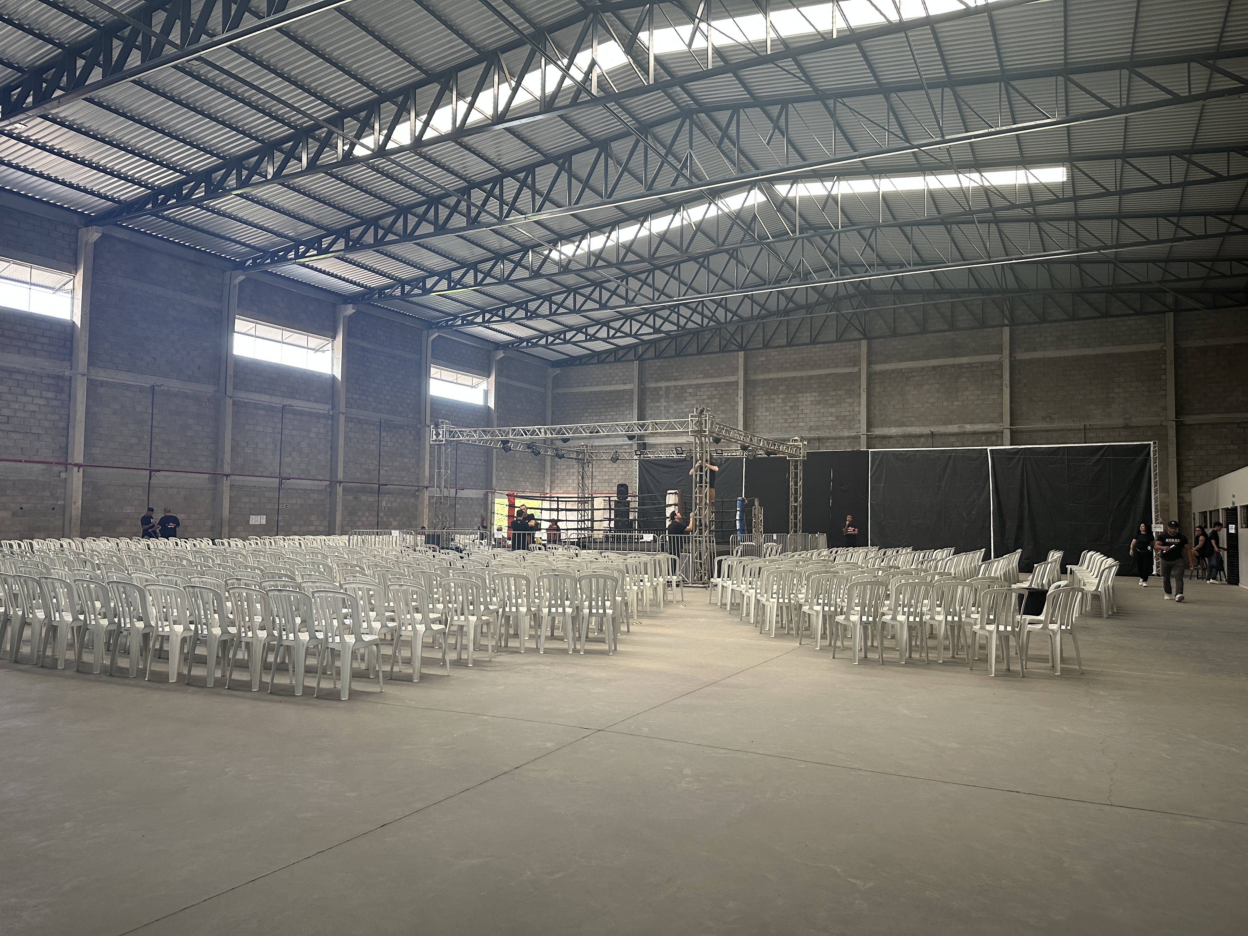 Visão ampla da quadra de patinação vazia e bem iluminada