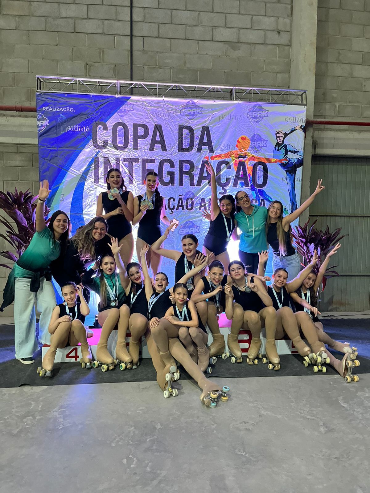 Patinadora profissional em pose de competição
