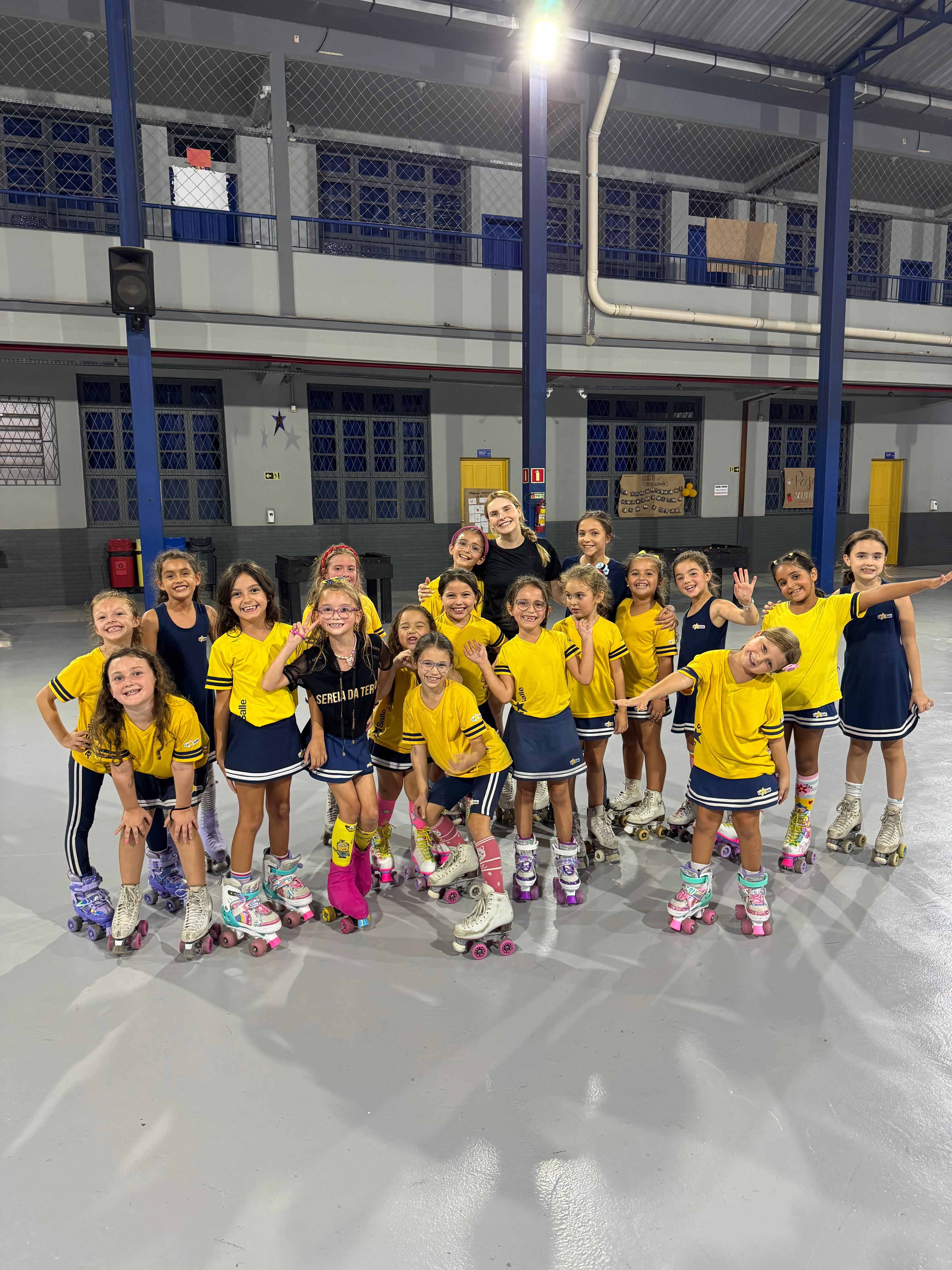 Criança aprendendo a patinar com ajuda de instrutora